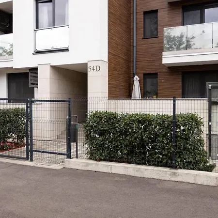 Zemun Luxury - Comfortable, Workspace, Quiet, Free Parking, Netflix Apartamento